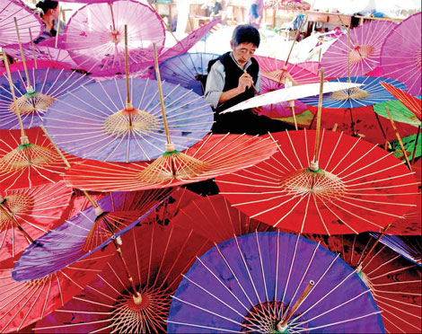 Seni Pembuatan Payung Kertas Tradisional Cina